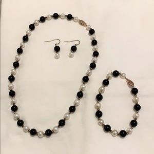 Cultured Freshwater- Blck/White Pearls w/ Earrings